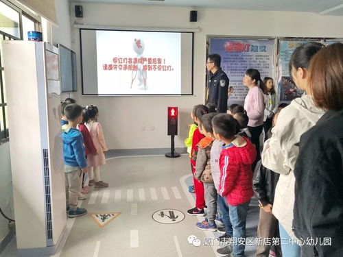 新二萌娃勇闖神秘基地 大手拉小手，共筑交通安全夢