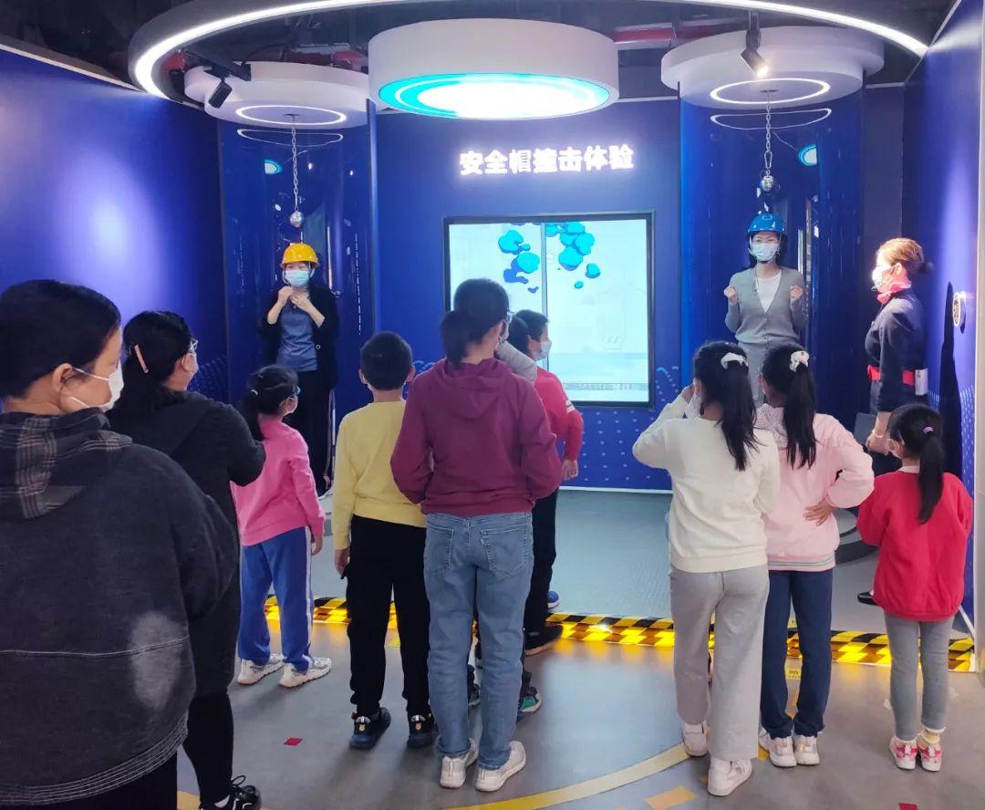 男子外墻施工被困？南山安全教育體驗館來告訴您如何正確高空作業
